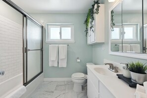 مجففات شعر، مناشف، صابون، شامبو