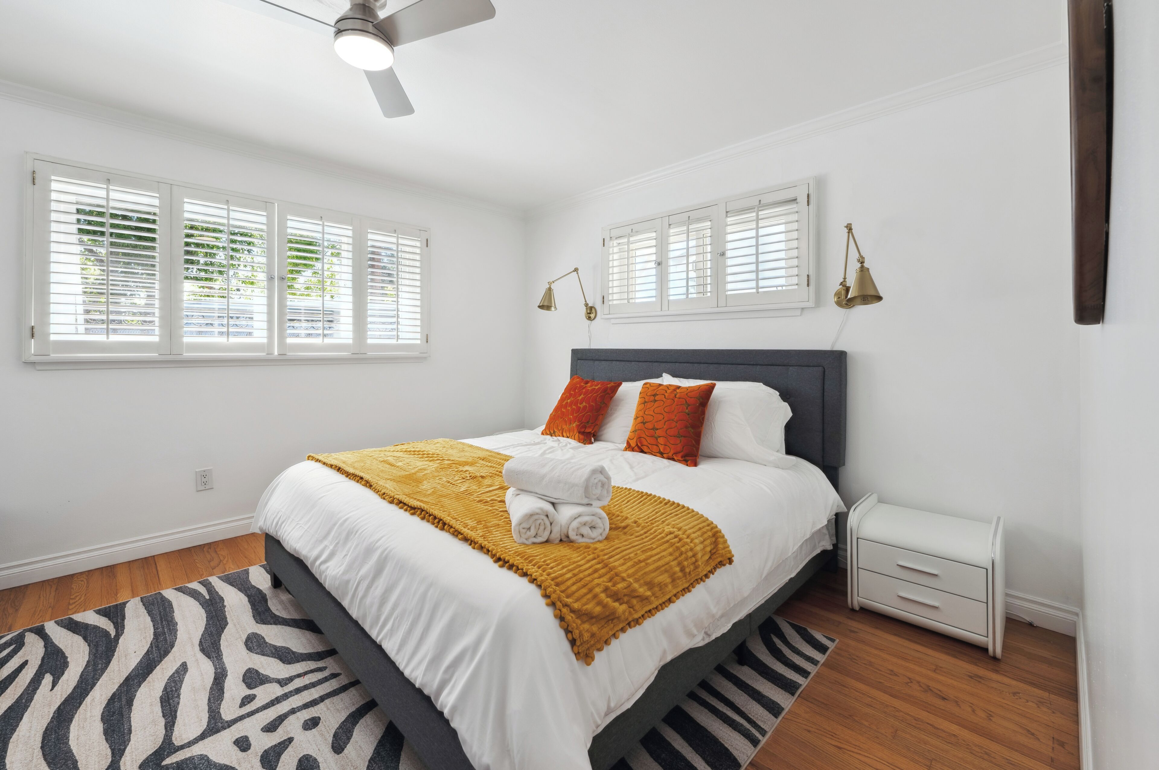 4 bedrooms, desk, iron/ironing board, travel crib