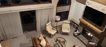 No steps to lake, sandy beach, hot tub, amazing sunrises, supperclub on lake