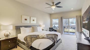 4 bedrooms, desk, travel crib, WiFi