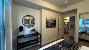 2 bedrooms, iron/ironing board, WiFi, bed sheets - Modern 1BR + Den Condo in Downtown Square One (Mississauga)