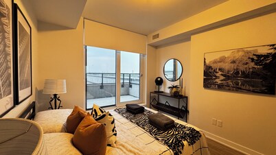 Modern 1BR + Den Condo in Downtown Square One