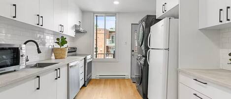 Réfrigérateur, micro-ondes, four, plaque de cuisson