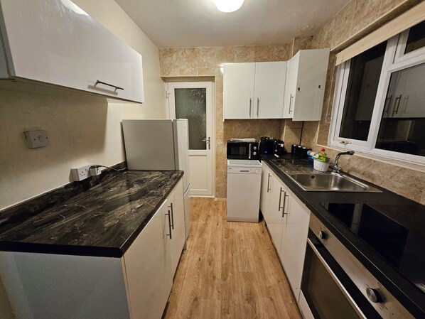 Micro-ondes, four, plaque de cuisson, lave-vaisselle