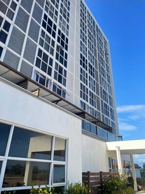 Exterior - 6th-floor Luxury suite in Portmore with pool, jacuzzi & sea view (Portmore)