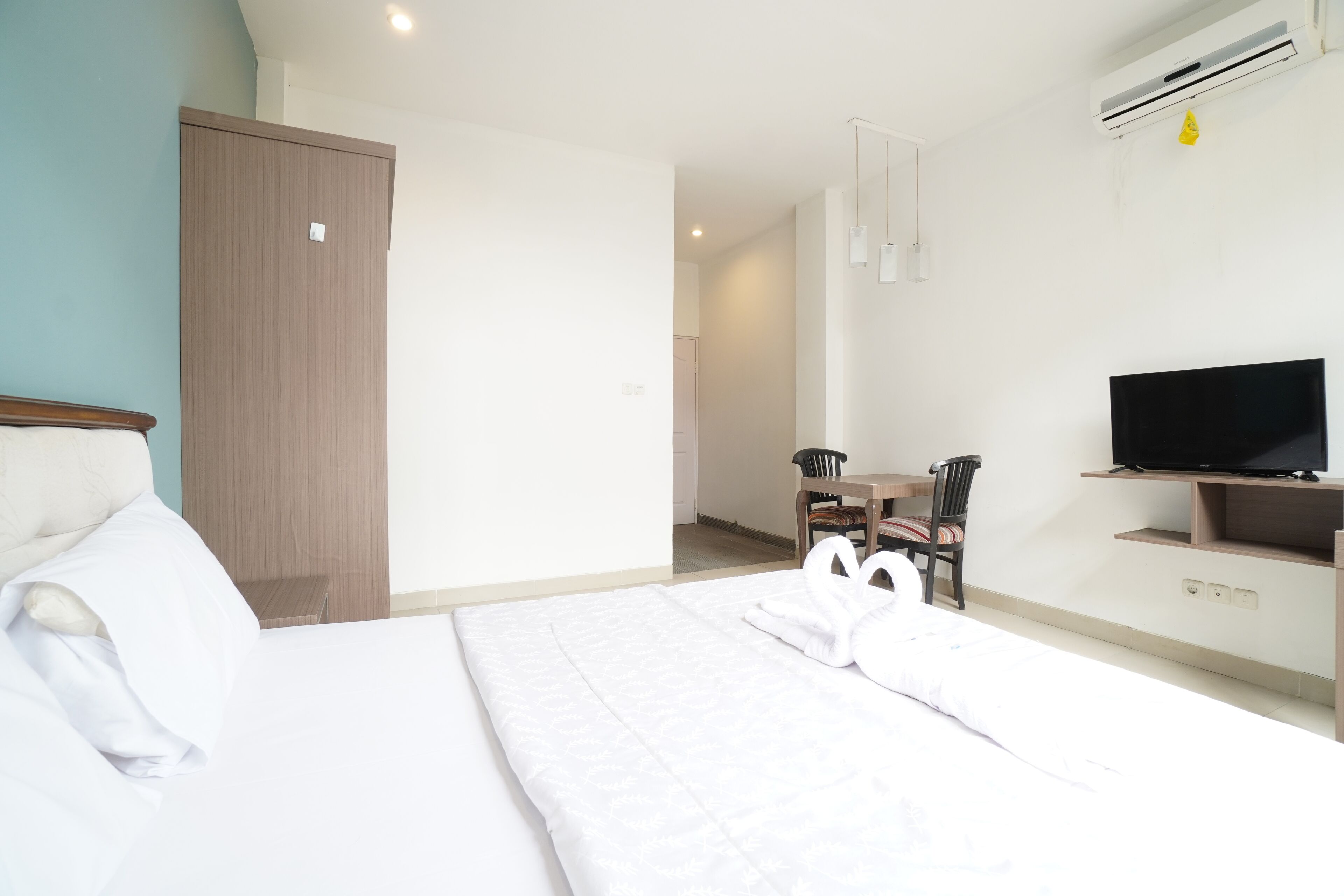 Deluxe Double Room, Non Smoking | Desk, free WiFi