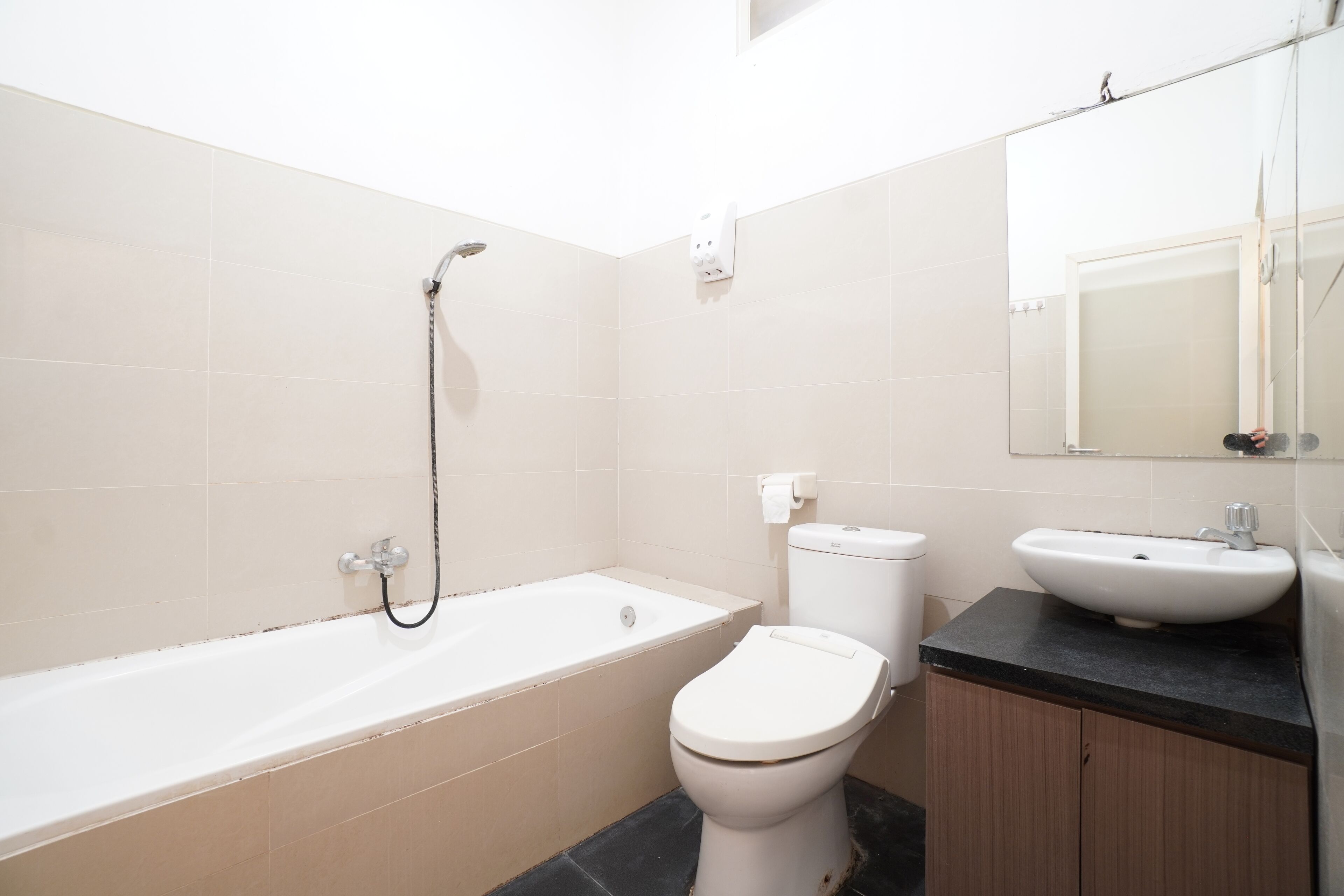 Deluxe Double Room, Non Smoking | Bathroom | Towels, soap, toilet paper