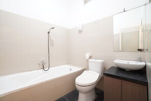 Deluxe Double Room, Non Smoking | Bathroom | Towels, soap, toilet paper - Kamar Bagus (Jakarta)