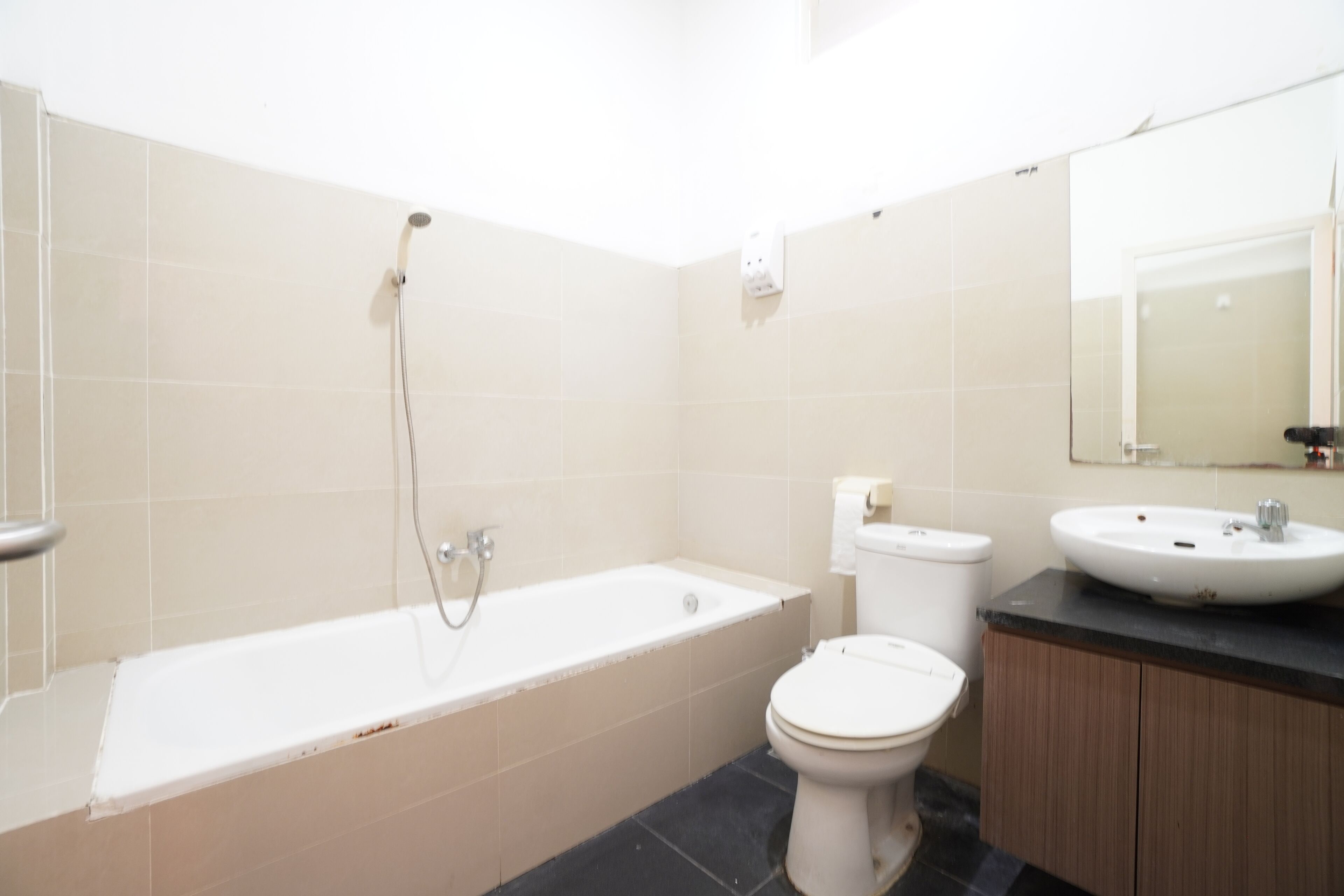 Une salle de bain avec une baignoire, des toilettes et un lavabo.