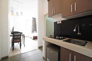 Deluxe Double Room, Non Smoking | Private kitchen - Kamar Bagus (Jakarta)