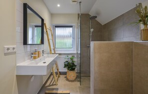 Shower - 3 bedroom nice home in Kerkdriel (Kerkdriel)