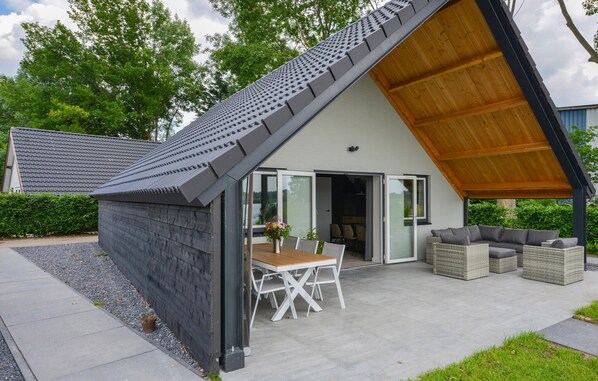 Outdoor dining - 3 bedroom nice home in Kerkdriel (Kerkdriel)