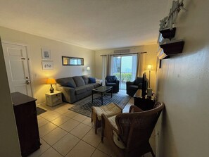 Living area - Ocean Walk Q13 - Ground Floor - 2BR/2BA (St. Simons Island)