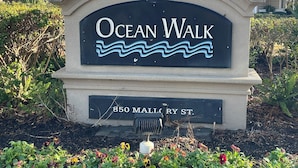 Placa para Ocean Walk na Rua Mallory, 850.