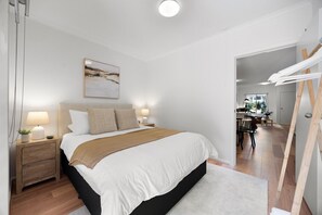 3 bedrooms, iron/ironing board, WiFi, bed sheets - In Town Oasis - Stylish Escape near Parklands & CBD (Adelaide)