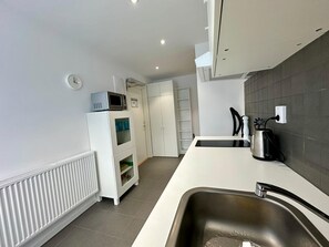 Deluxe-Apartment, Blick auf den Innenhof | Eigene Küche