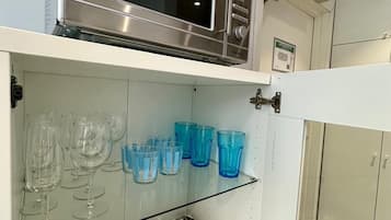 Deluxe Apartment, Courtyard View | Microwave