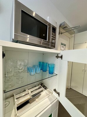 Deluxe-Apartment, Blick auf den Innenhof | Mikrowelle