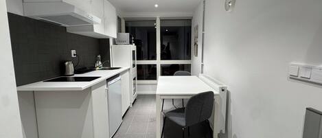 Deluxe Apartment, Courtyard View | Dapur peribadi