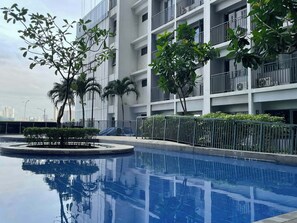 Pool - Cozy 1-bedroom condo in charming Pasay City with AC (Pasay City)