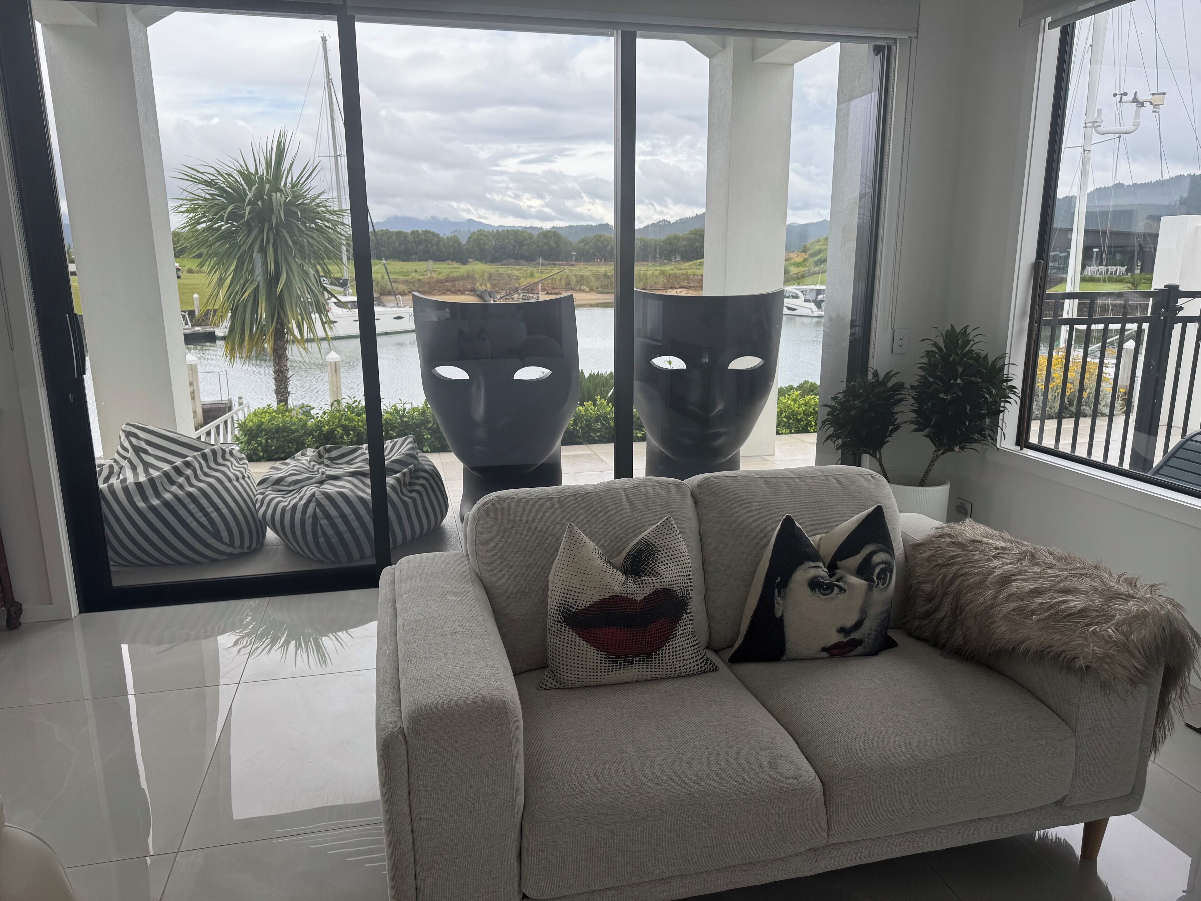 المنشأة من الداخل