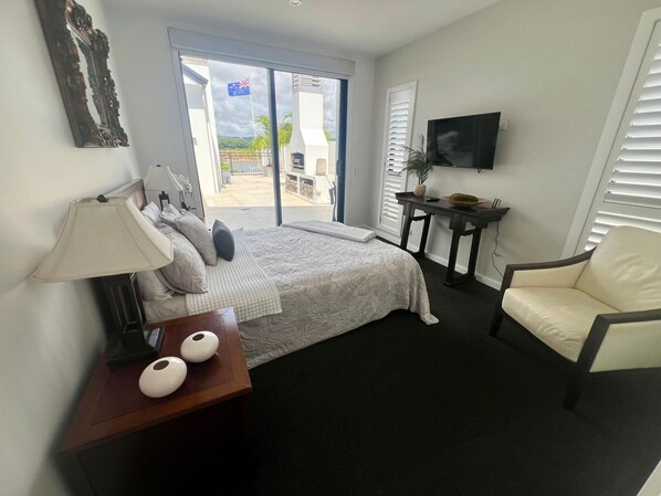 Free WiFi, bed sheets - The Whitianga Waterways Boathouse (Whitianga)
