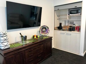 Deluxe Suite, Patio, Garden View | Interior