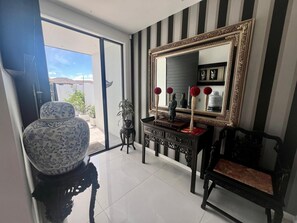 Suite Deluxe, patio, vista al jardín | Interior