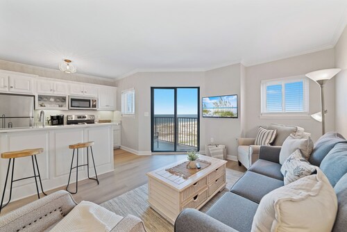 Beachfront 2BR, Stunning Gulf Views, Indoor/Outdoor Pools, Hot Tub, Tennis Court