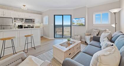 Beachfront 2BR, Stunning Gulf Views, Indoor/Outdoor Pools, Hot Tub, Tennis Court