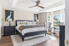 3 habitaciones, escritorio y tabla de planchar con plancha 