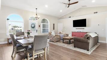 TV connectée, jeux vidéo, baby-foot, livres