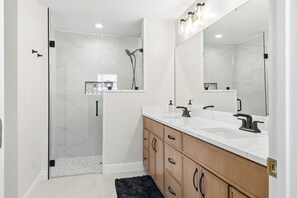 Shower, hair dryer, towels, soap - Salt Water Canal Home in Palm Coast, FL, Boat Dock, Kayaks, Game Room, Bikes (Palm Coast)