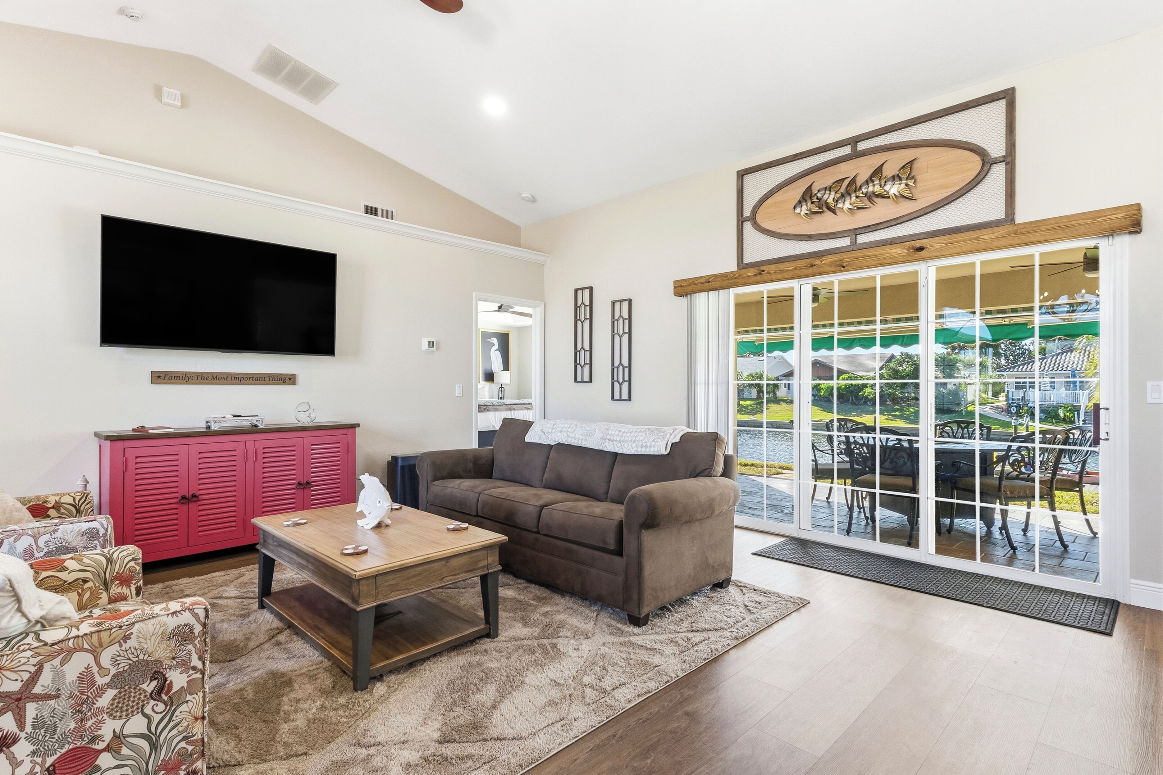 TV connectée, jeux vidéo, baby-foot, livres