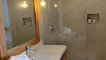 豪華雙人房, 陽台 | 浴室 | 淋浴設備、吹風機、毛巾