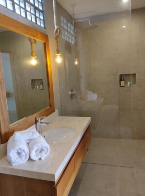 Deluxe Double Room, Balcony | Bathroom | Shower, hair dryer, towels - Umah Anyar (Canggu)