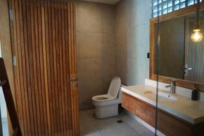 Deluxe Double Room, Balcony | Bathroom | Shower, hair dryer, towels - Umah Anyar (Canggu)
