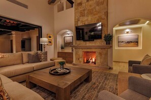 Una televisión, una chimenea, una mesa de tenis de mesa