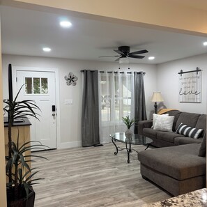 Smart TV - Spacious 3-bedroom apartment in peaceful Wichita with AC (Wichita)