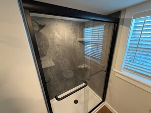 Suihku, hiustenkuivaaja, pyyhkeet, saippua