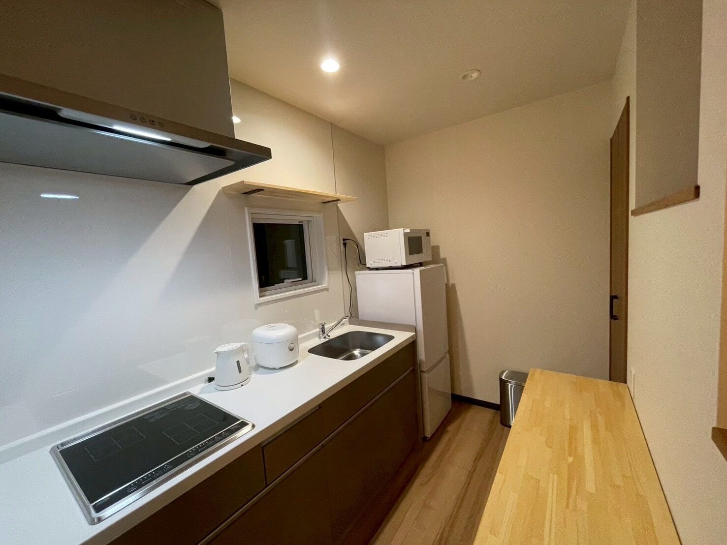 Jääkaappi, mikroaaltouuni, liesi, keittoastiat/astiat/ruokailuvälineet