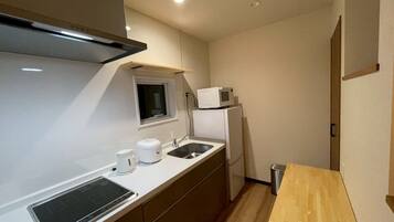 Jääkaappi, mikroaaltouuni, liesi, keittoastiat/astiat/ruokailuvälineet