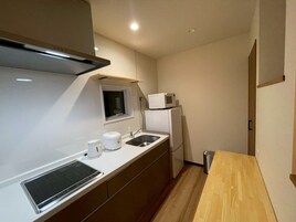 Refrigerador, microondas, placa de cocina, utensilios de cocina