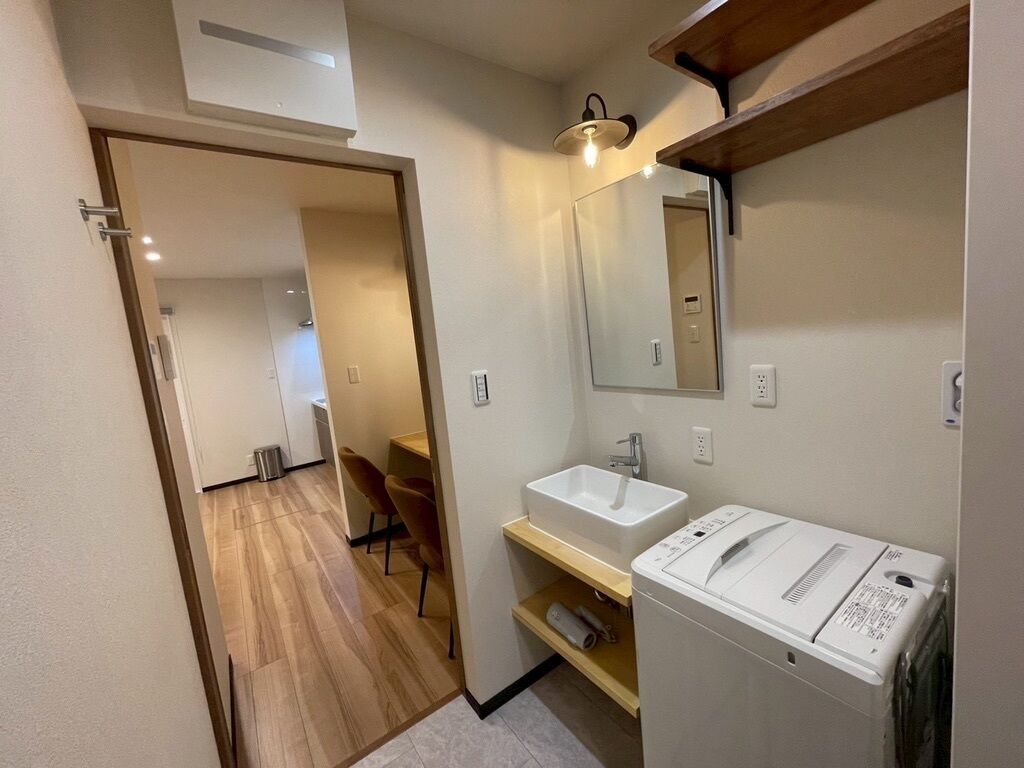 Appartement Confort, vue jardin | Salle de bain | Baignoire et douche séparées, serviettes fournies, savon, shampoing