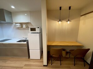 Apartamento Confort, vistas al jardín | Cocina privada | Frigorífico, microondas, placa de cocina y utensilios de cocina