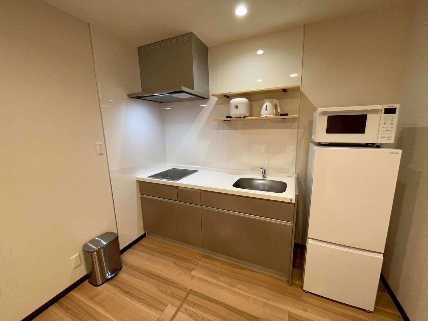 Refrigerador, microondas, parrilla de estufa y utensilios de cocina 