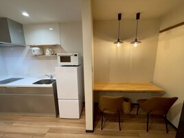 Refrigerador, microondas, placa de cocina, utensilios de cocina