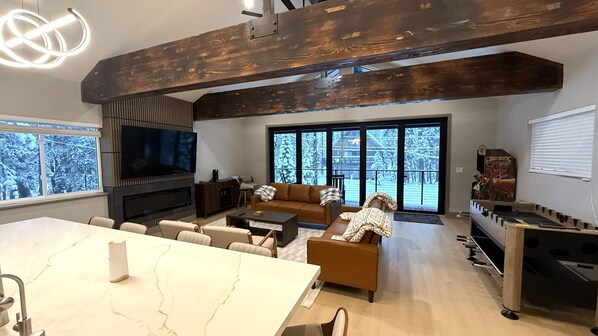 TV, fireplace - Luxury mountain retreat near Donner Pass Road- Sleeps 12 (Soda Springs)