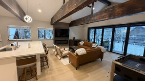 TV, fireplace - Luxury mountain retreat near Donner Pass Road- Sleeps 12 (Soda Springs)