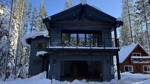 Exterior - Luxury mountain retreat near Donner Pass Road- Sleeps 12 (Soda Springs)